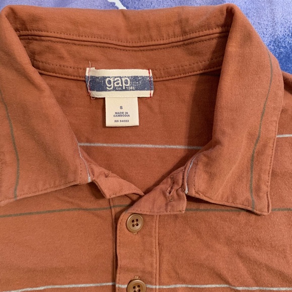 The GAP - Men’s light brown polo (Size Small) - Picture 3 of 5